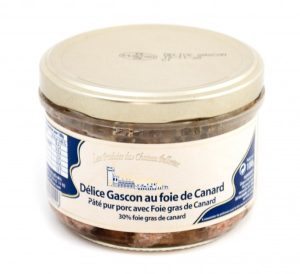 Paté pur porc avec un médaillon de foie gras de canard Gorge et foie de porc, foie gras de canard reconstitué (30%), oeufs, lait, eau, sel, poivre.